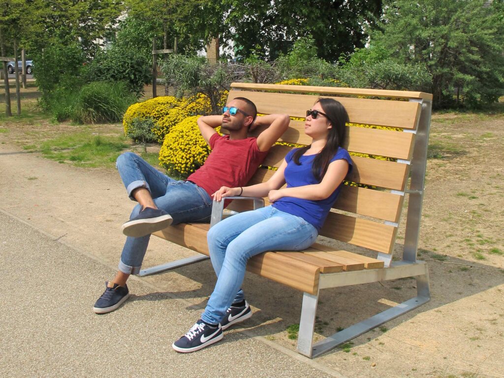 2 people sta on a Ribbon XL recliner seat