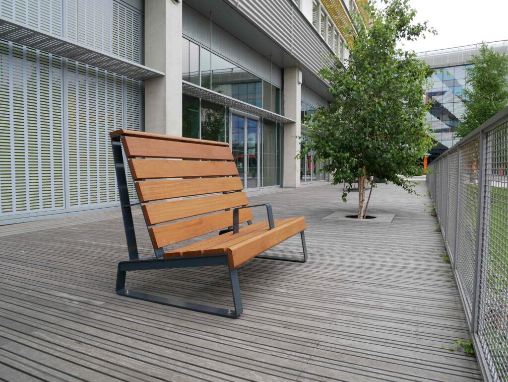 ribbon seat with high backrest at Hereeast