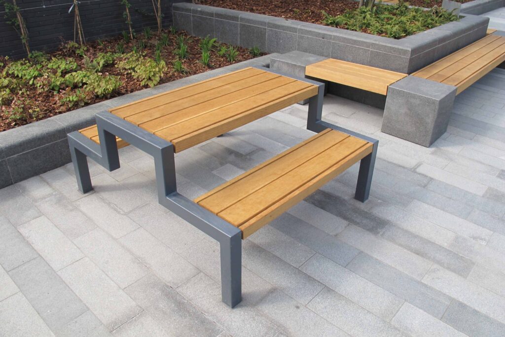 Thetford picnic table 04