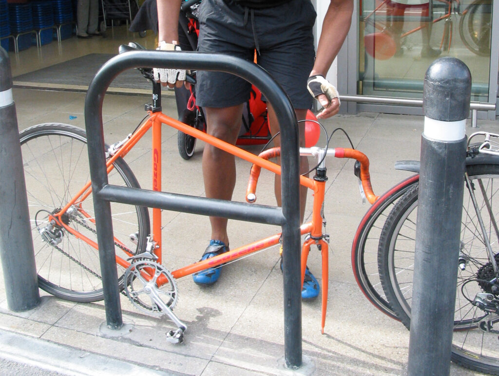 Hammersmith Cycle Stand in black with bike